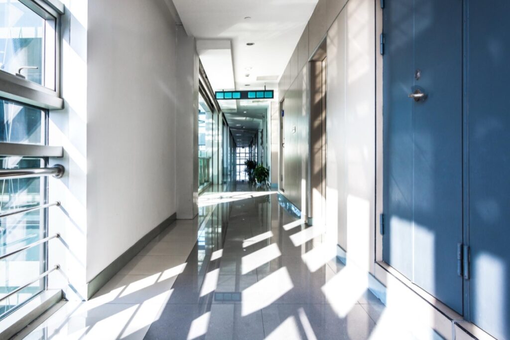 Proces przetargowy w polskich szpitalach jest zgodny z przepisami prawa zamówień publicznych, które mają na celu zapewnienie transparentności i uczciwej konkurencji między oferentami